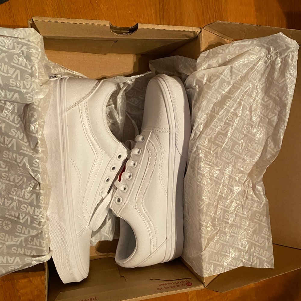 7.5 women white vans